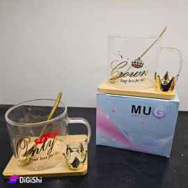 فنجان شفاف مع ملعقة وقاعدة خشب ومجسم تاج