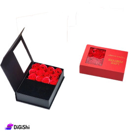 علبة خاتم وإكسسوارات شكل مستطيل بداخلها ورود