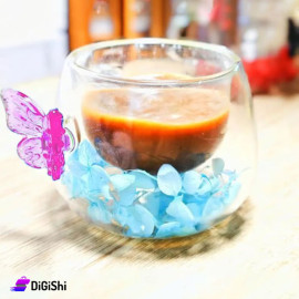 كوب بيركس شفاف من طبقتين بداخلهما ورود لون أزرق مع مجسم فراشة